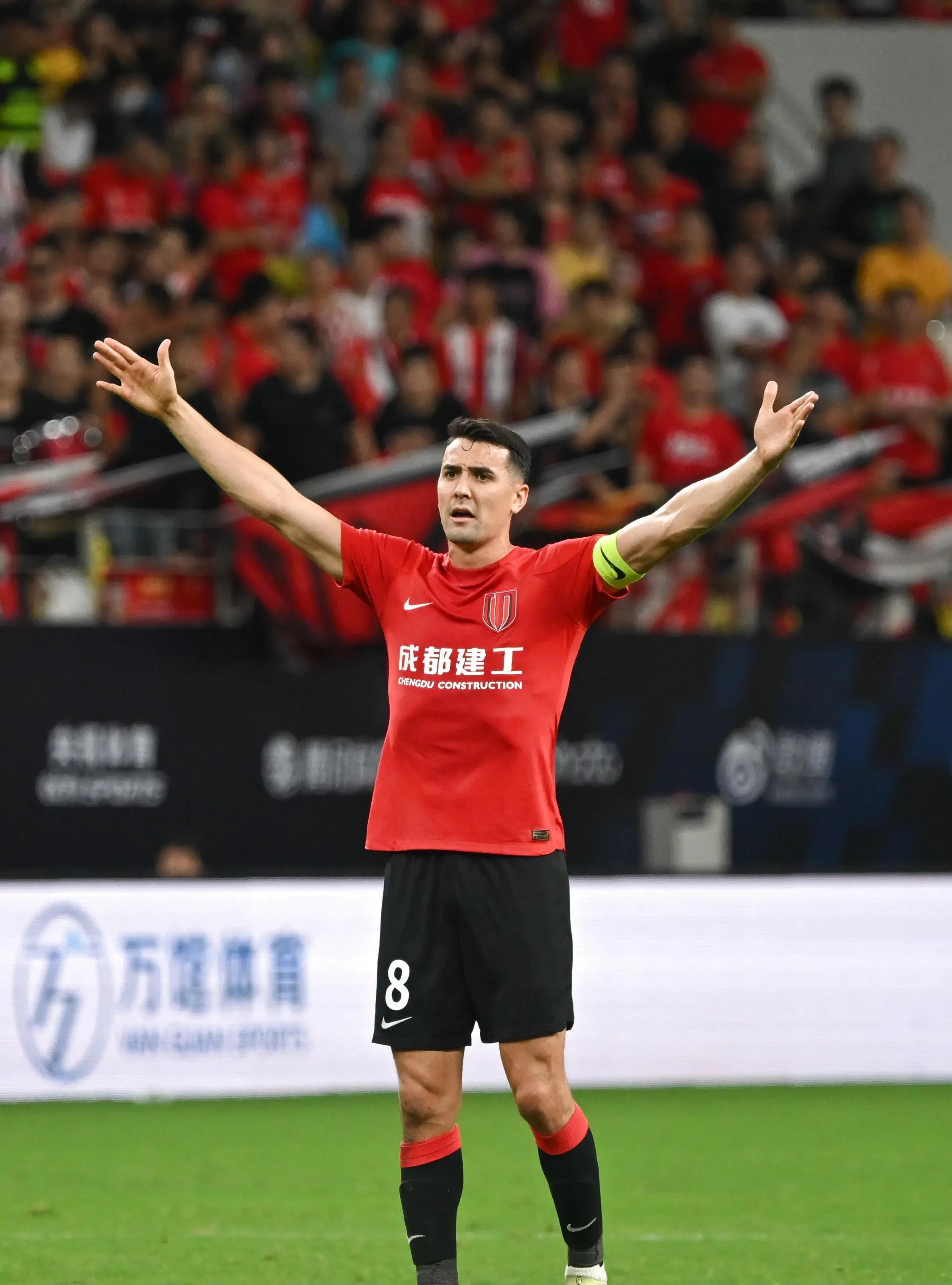 关于费耶诺德训练开放日，加时末段刷新队史纪录引欢呼，意大利杯在即，资深球员宣示担当的信息