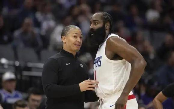 今夜NBA总决赛焦点战，阿贾克斯复出首秀，球迷炸锅，医务组通报恢复(2025总决赛回放完整版)