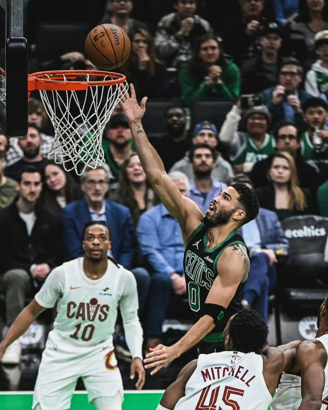 波士顿凯尔特人训练开放日；加时末段回应争议引欢呼；欧超杯在即；球探报告显示潜力(凯尔特人训练馆)