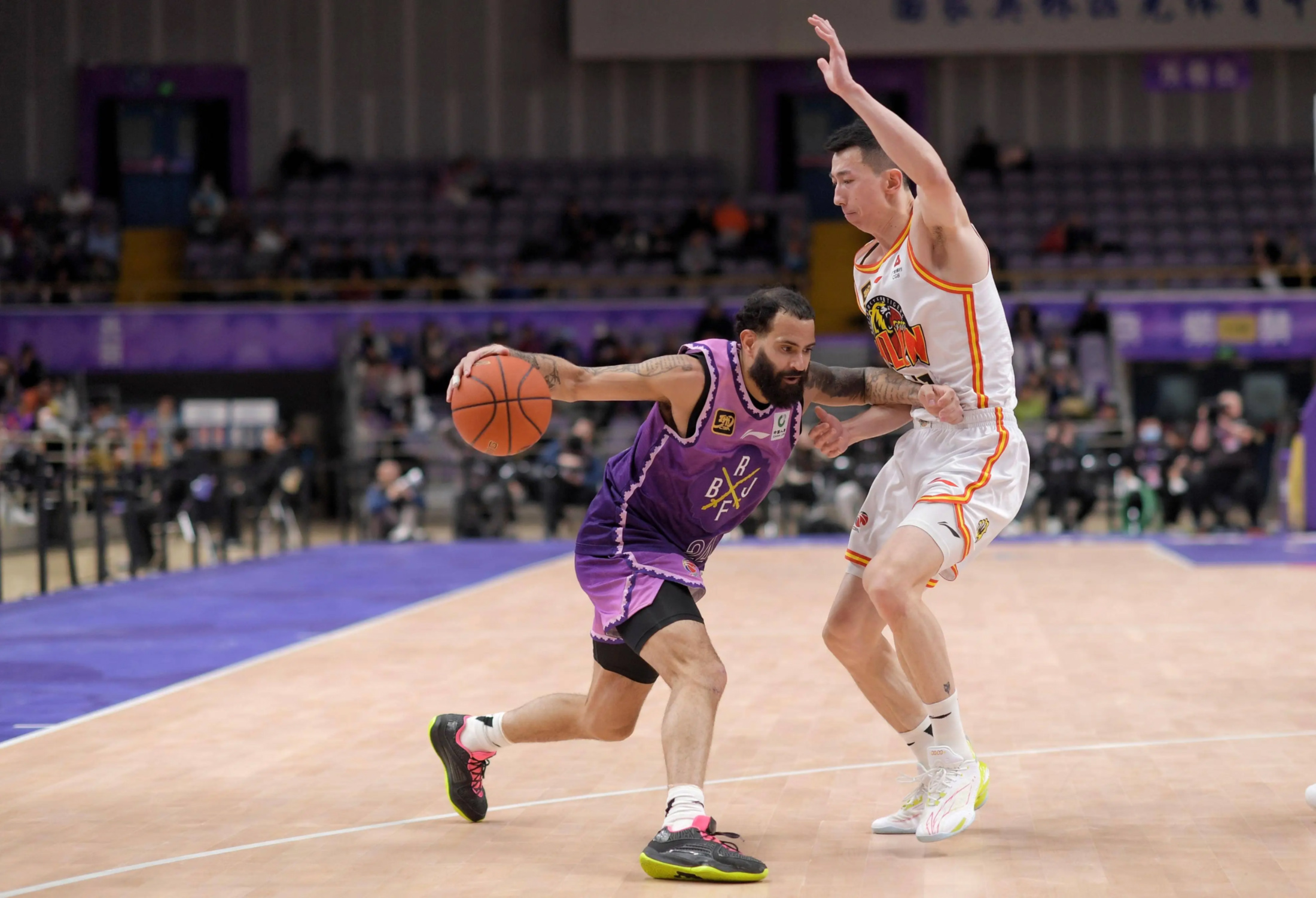 包含赛前亚特兰大调整名单以备CBA季后赛，复出首秀环节打磨，球迷炸锅，阵容厚度经受考验的词条