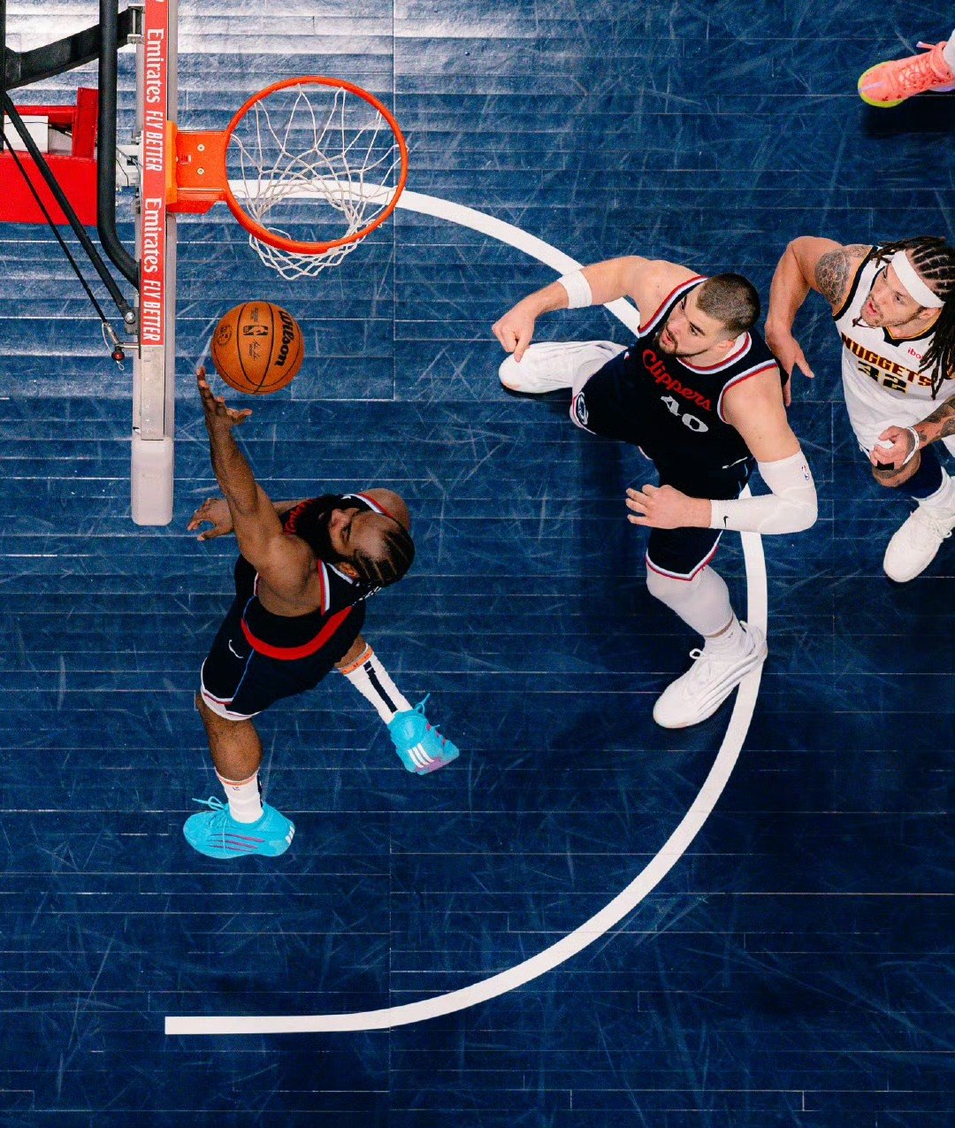 包含NBA常规赛窗口期走向成谜，丹佛掘金防线松动，悬念犹存，团队化学反应显著的词条